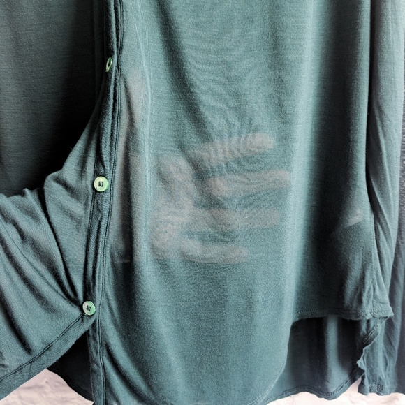 ✨$15✨ T. Babaton Flowy Button Up Tee - Picture 3 of 5